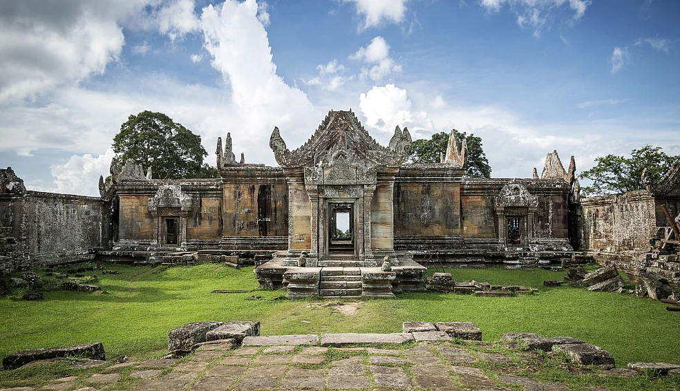 Templul antic Preah Vihear a fost ridicat de regii Imperiului Khmer între secolele IX și XII, fiind dedicat zeului hindus Shiva. E construit spectaculos, pe o stâncă și deși e oficial în Cambodgia, se ajunge mult mai ușor la el din Thailanda, iar hărțile vechi i-au făcut pe toți să se certe pe el de zeci de ani.