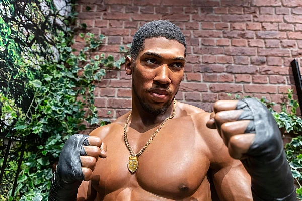 Anthony Joshua, rănit într-un grav accident rutier în Nigeria. Două persoane au murit