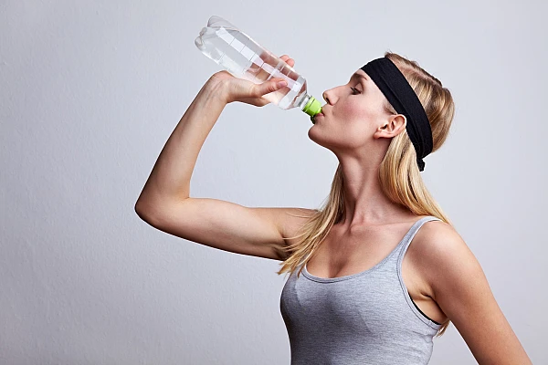 Consumatorii de apă îmbuteliată înghit anual cu până la 90.000 de microparticule de plastic în plus, arată un studiu