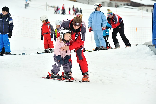 Vacanța de schi 2026  - Calendarul complet pe județe. Când au elevii liber în februarie?