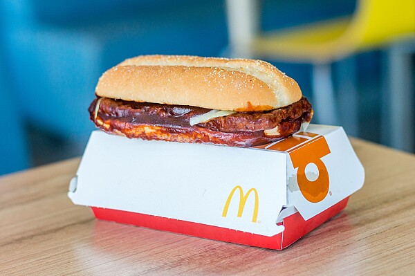 McDonald’s, dat în judecată în SUA. Sandvișul McRib nu ar conține, de fapt, „carne de pe coaste”