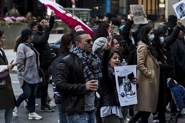 Iranul separă protestatarii de „sabotori”, pe fondul arestărilor și amenințărilor cu execuții