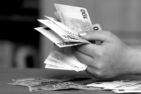 Curs BNR, 15 ianuarie 2026. Euro stabil, dolarul și aurul în scădere ușoară