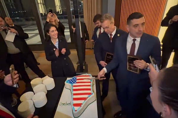 Gestul lui George, filmat în timp ce taie un tort în forma Groenlandei decorat cu steagul SUA, comentat de Ilie Bolojan