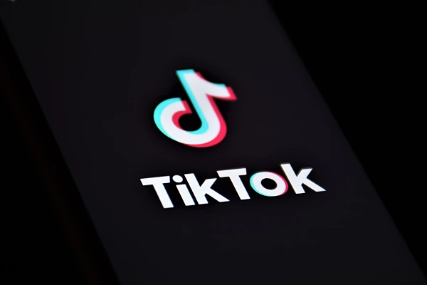 TikTok, sub presiune în SUA: întreruperi, clipuri trimise la verificare și temeri legate de recomandări
