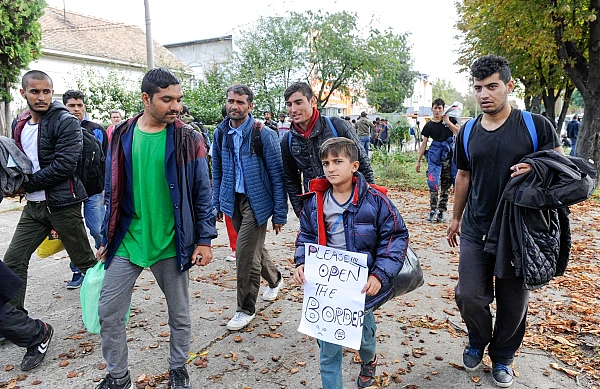 Spania schimbă direcția în politicile UE și va acorda statut legal pentru 500.000 de migranți fără acte