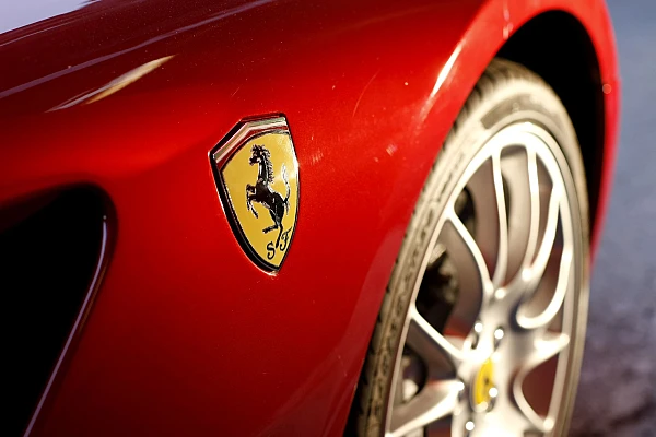 Ferrari lansează primul său automobil electric, Luce, cu un interior semnat de legendarul designer Apple Jony Ive