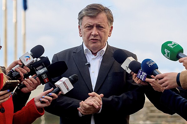 Crin Antonescu îl atacă pe Ilie Bolojan: „E dur doar cu amărâții. PNL a devenit un fel de USR”