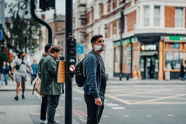 Marea Britanie interzice vapingul în mașinile în care se află copii. Plan nou pentru protejarea minorilor