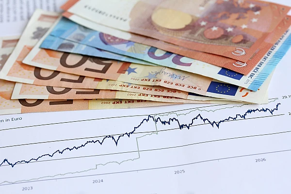 Curs BNR 16 februarie 2026. Euro stagnează, dolarul și francul scad ușor, aurul urcă puternic