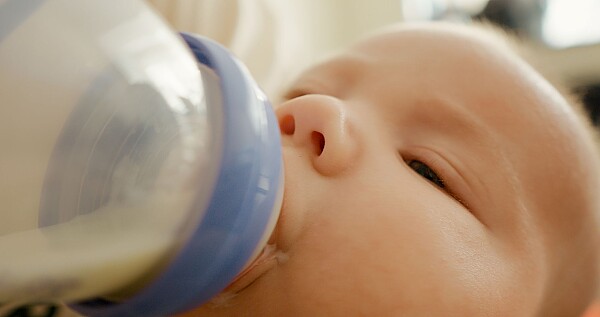 Scandal în Franța: cinci producători de lapte praf pentru sugari, anchetați penal după retragerea produselor contaminate cu o toxină periculoasă