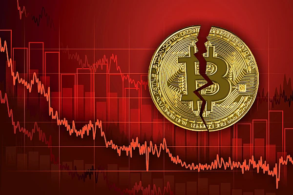 Piața crypto sub presiune. Bitcoin a pierdut 5% din valoare și coboară sub 63.000 de dolari