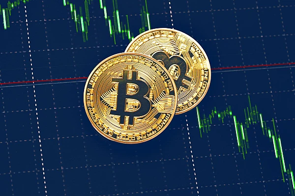 Bitcoin pierde 25.000 de dolari în 54 de zile. Corecție sau începutul unui nou trend descendent?