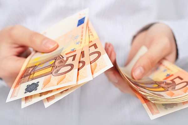 Curs BNR, 4 martie 2026. Euro scade ușor, dolarul și aurul se ieftinesc