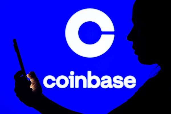 Trump s-a întâlnit în secret cu șeful Coinbase și cere băncilor să susțină legea crypto