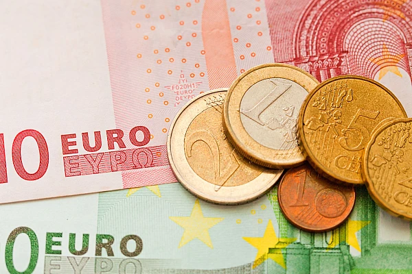Curs BNR, 11 martie 2026. Euro scade ușor, dolarul și aurul cresc