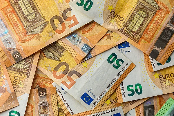 Curs BNR, 12 martie 2026. Euro stagnează, dolarul urcă, iar aurul trece de 734 de lei