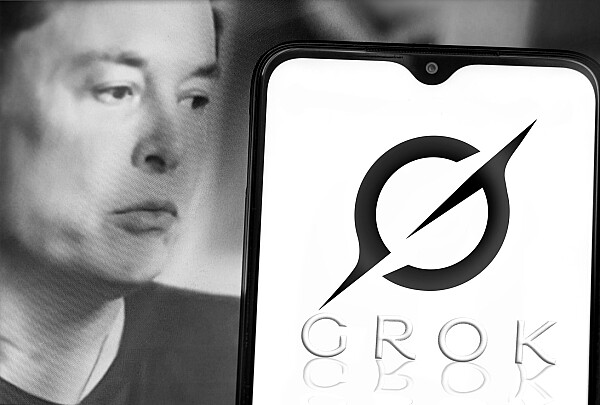 xAI, compania lui Elon Musk, este dată în judecată după ce Grok ar fi transformat pozele unor fete minore în imagini sexuale explicite