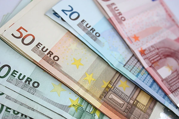 Curs BNR 3 aprilie 2026. Aurul crește puternic, dolarul scade din nou