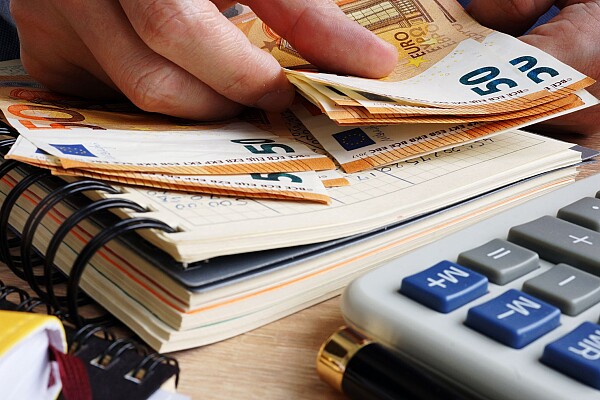 Curs BNR 6 aprilie. Euro și dolarul scad, aurul urcă puternic