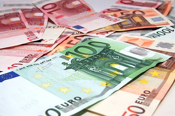 Curs BNR 8 aprilie. Scădere pentru euro și dolar, creștere importantă pentru aur