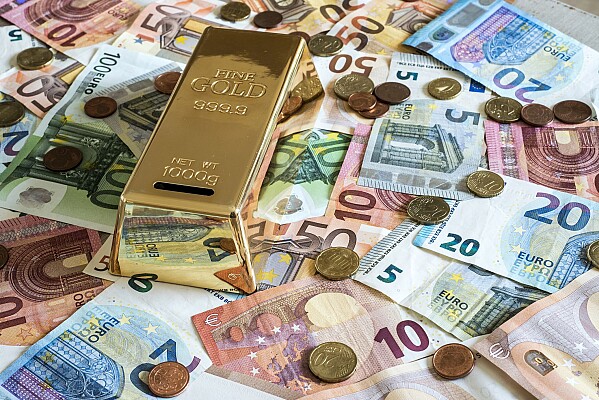 Curs BNR 15 aprilie. Euro scade ușor, dolarul și aurul cresc